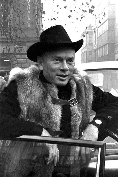 919736304_400px-S.Kragujevic_Yul_Brynner_in_Sarajevo1969.jpg.eacf298fe5f1231e49e99a7e3ba1cbca.jpg